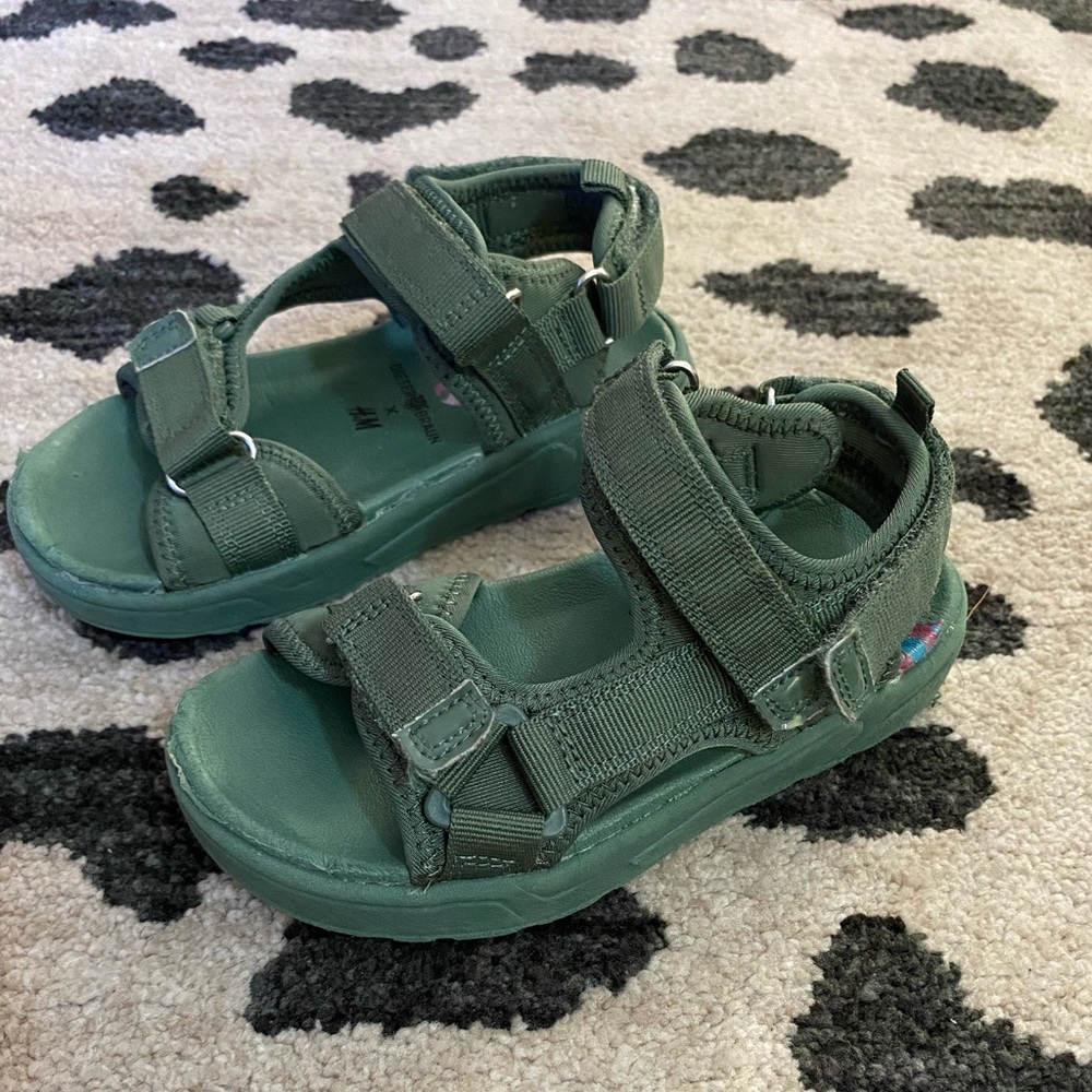 H&M sandal -green - size 9.5 toddler